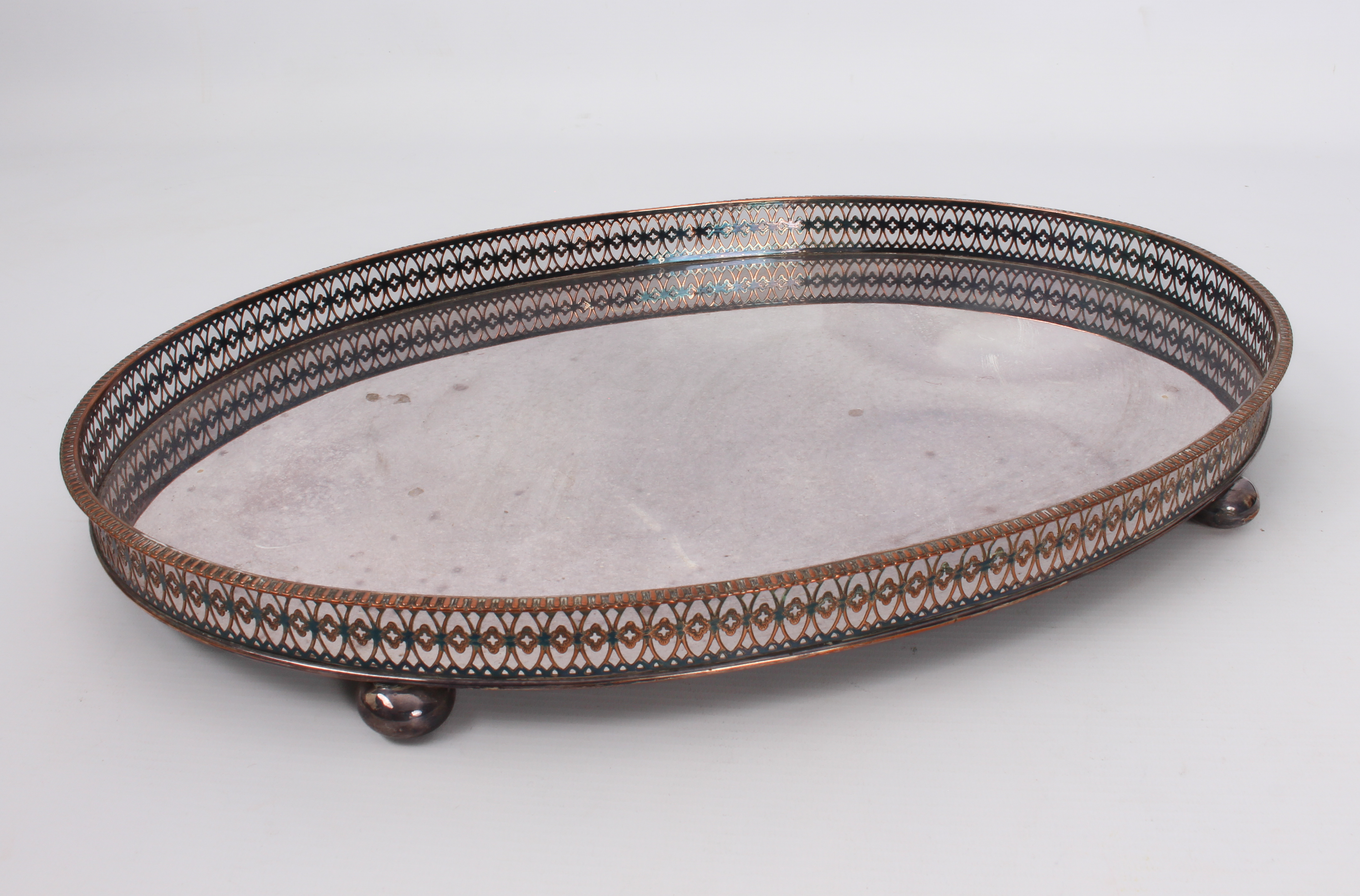 A mixed lot of mostly silver and silver plate to include: a silver-plated oval drinks tray - 47 cm - Image 3 of 4