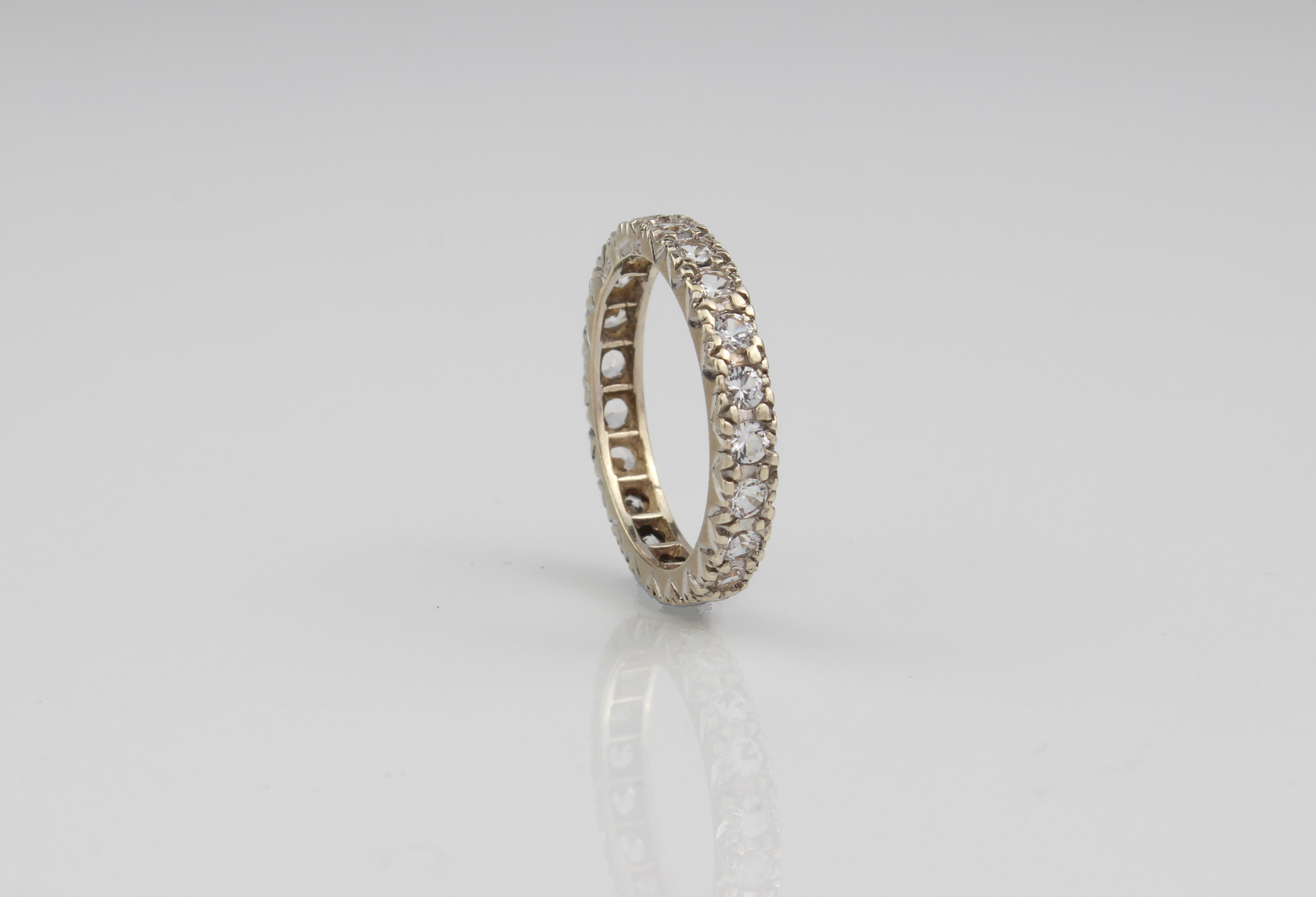 A 9ct white gold full eternity ring - hallmarked London 2004, with 21 round cut white stones, size - Bild 2 aus 2