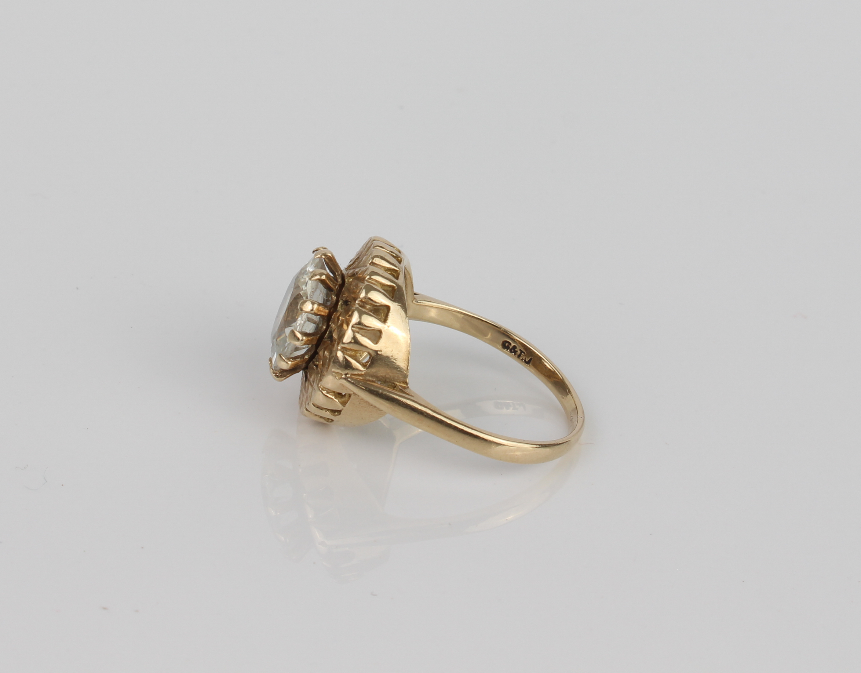 A vintage 9ct gold ring set with a large white stone - hallmarked London 1967, the claw set 9.75 - Image 5 of 5