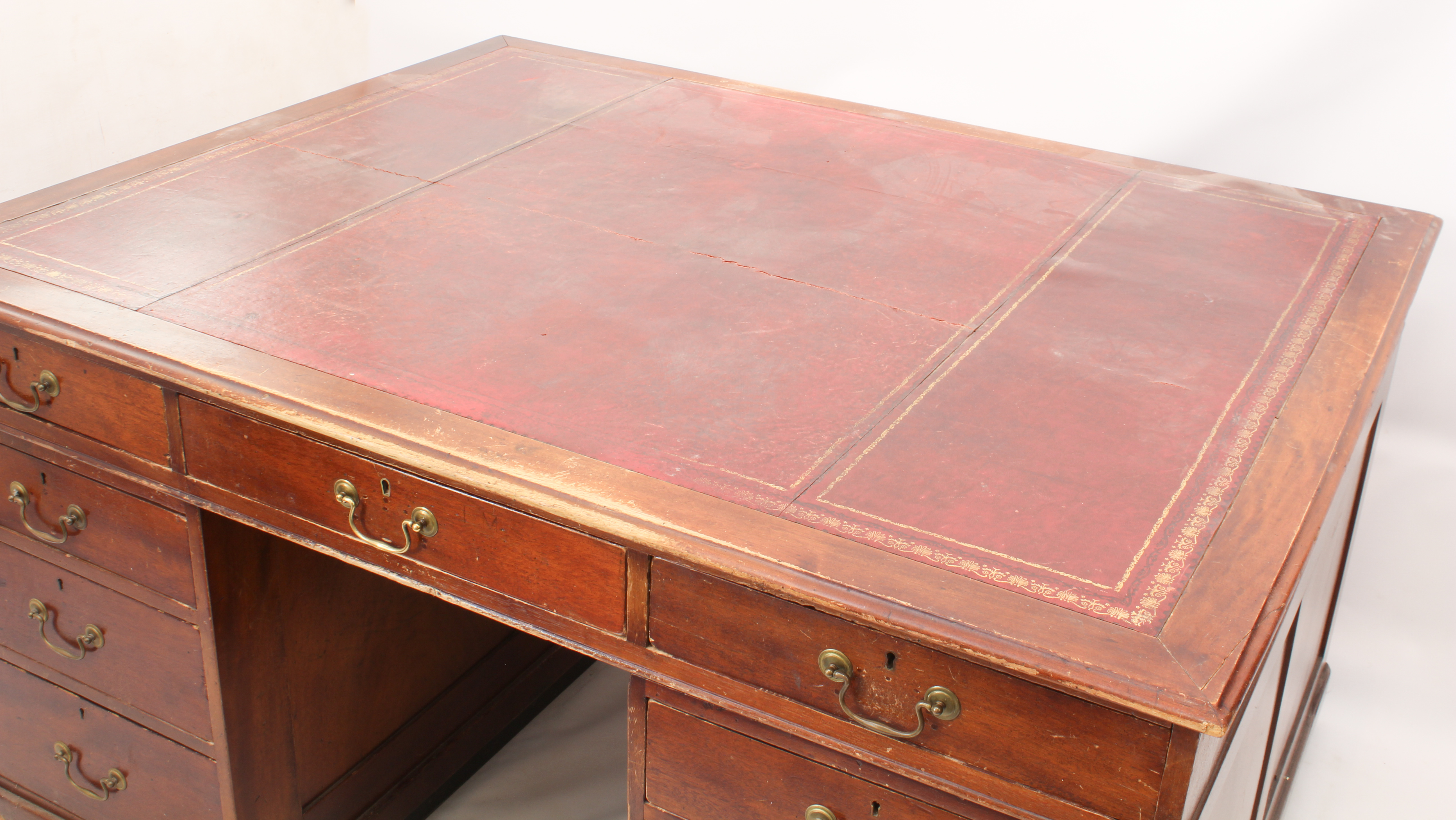 A mid-century mahogany partners' desk - the top with three frieze drawers to either side and an - Bild 3 aus 5