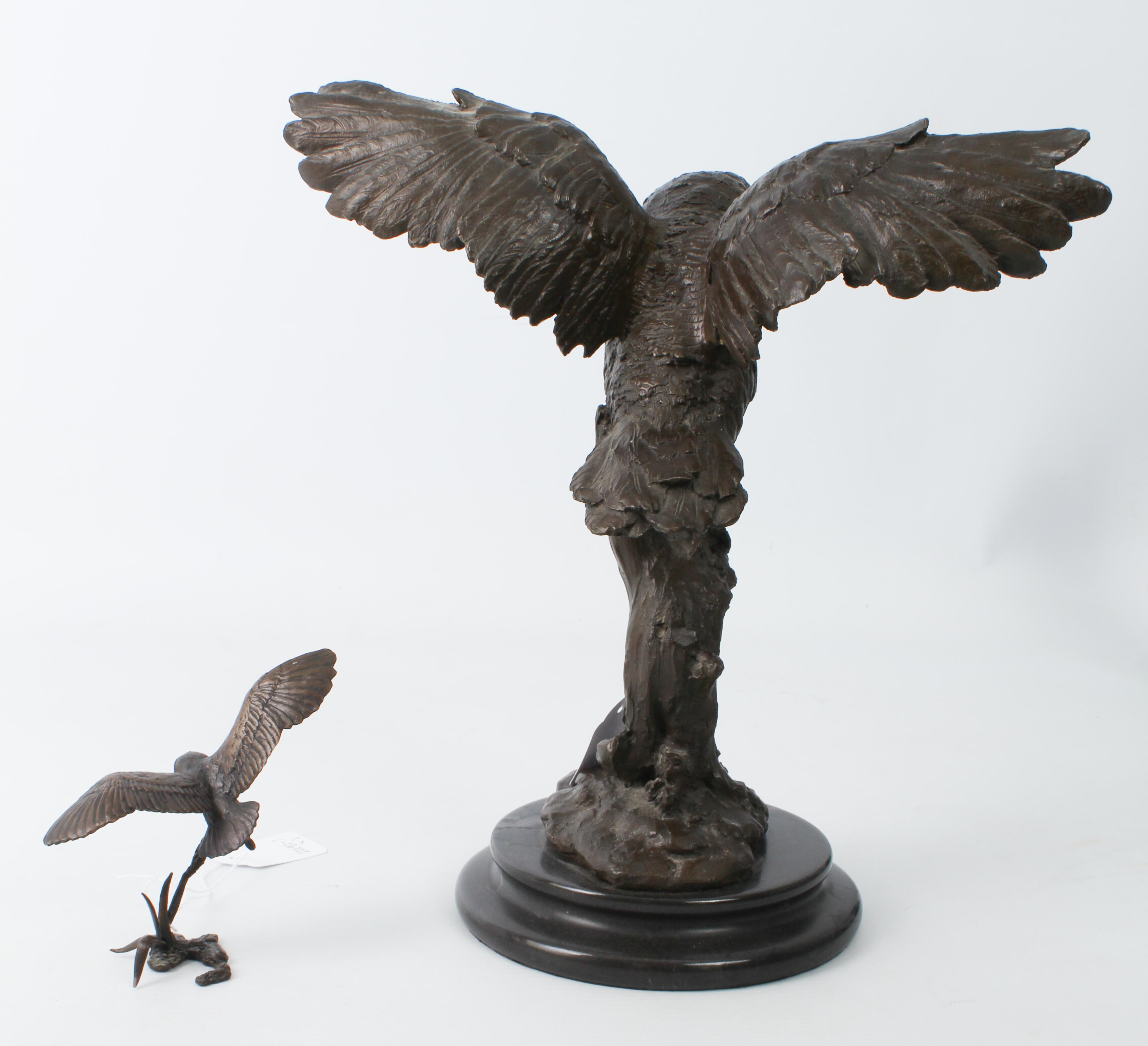 Two bronze owl figures: 1. late 20th century, modelled with wings outstretched, landing upon a - Image 3 of 4