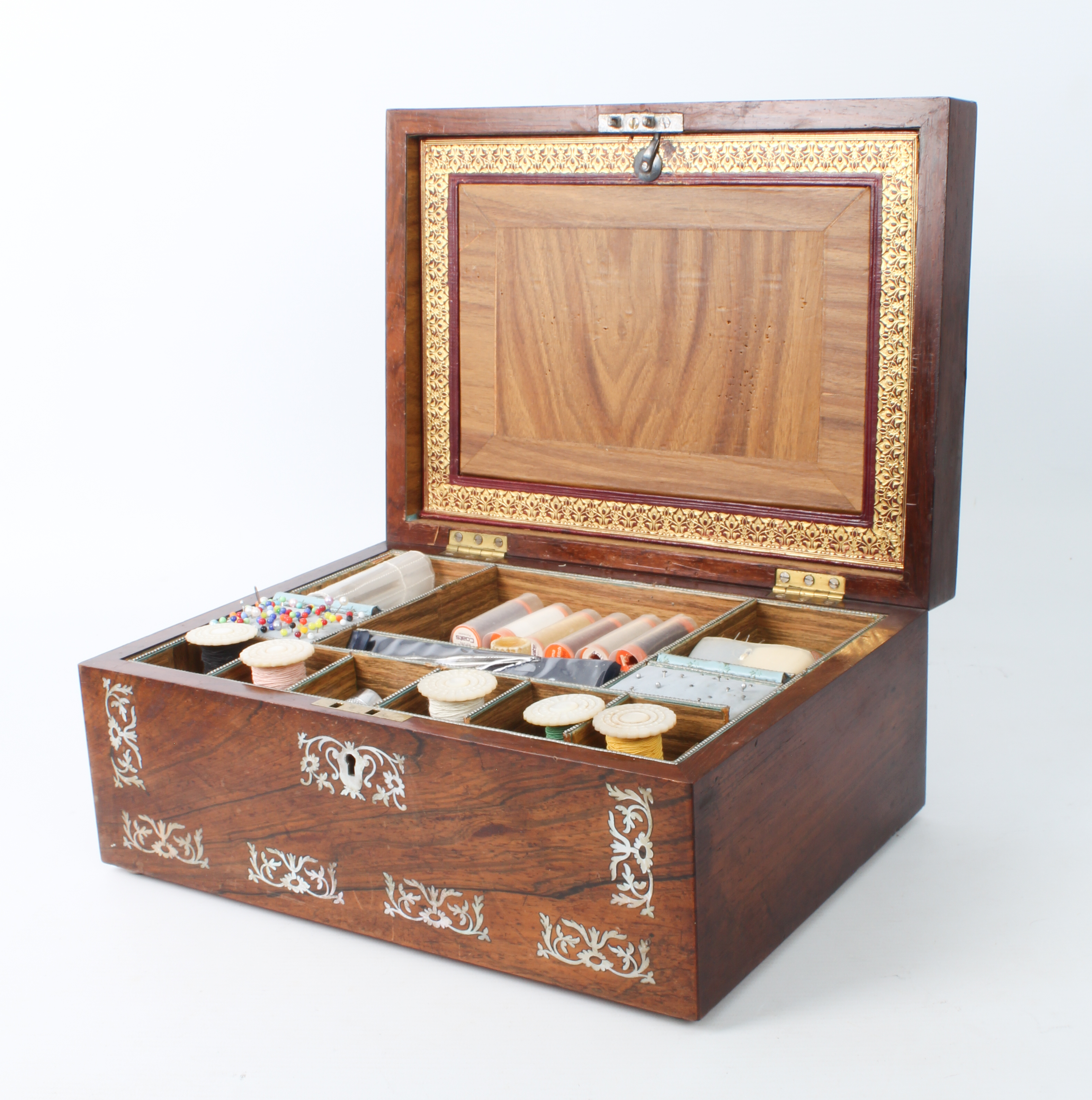 A Victorian rosewood and mother of pearl work-box - the rectangular box with foliate-scroll mother - Bild 2 aus 5