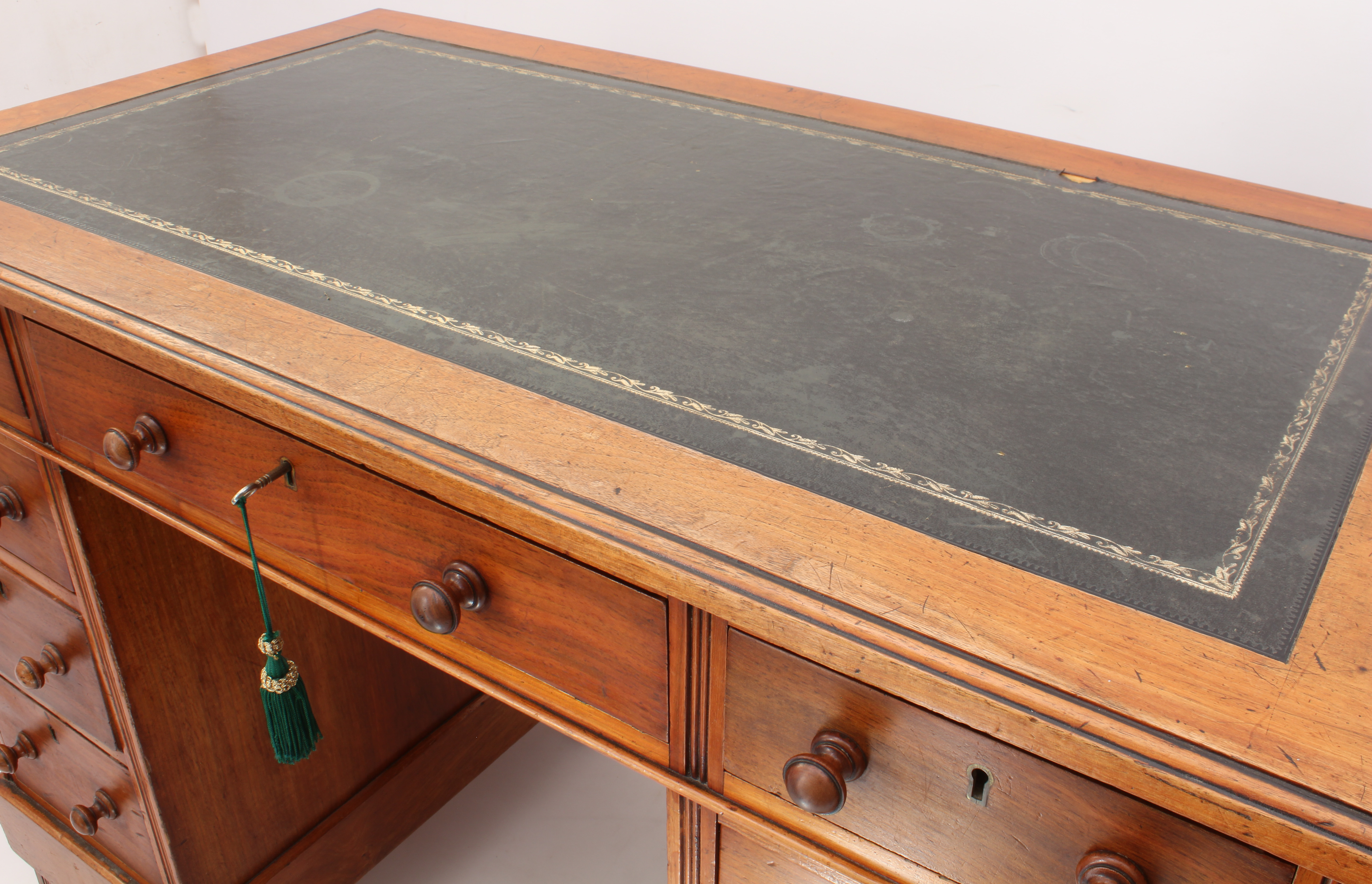 An Edwardian walnut double pedestal desk - the moulded top with inset gilt tooled green leather, - Bild 4 aus 6