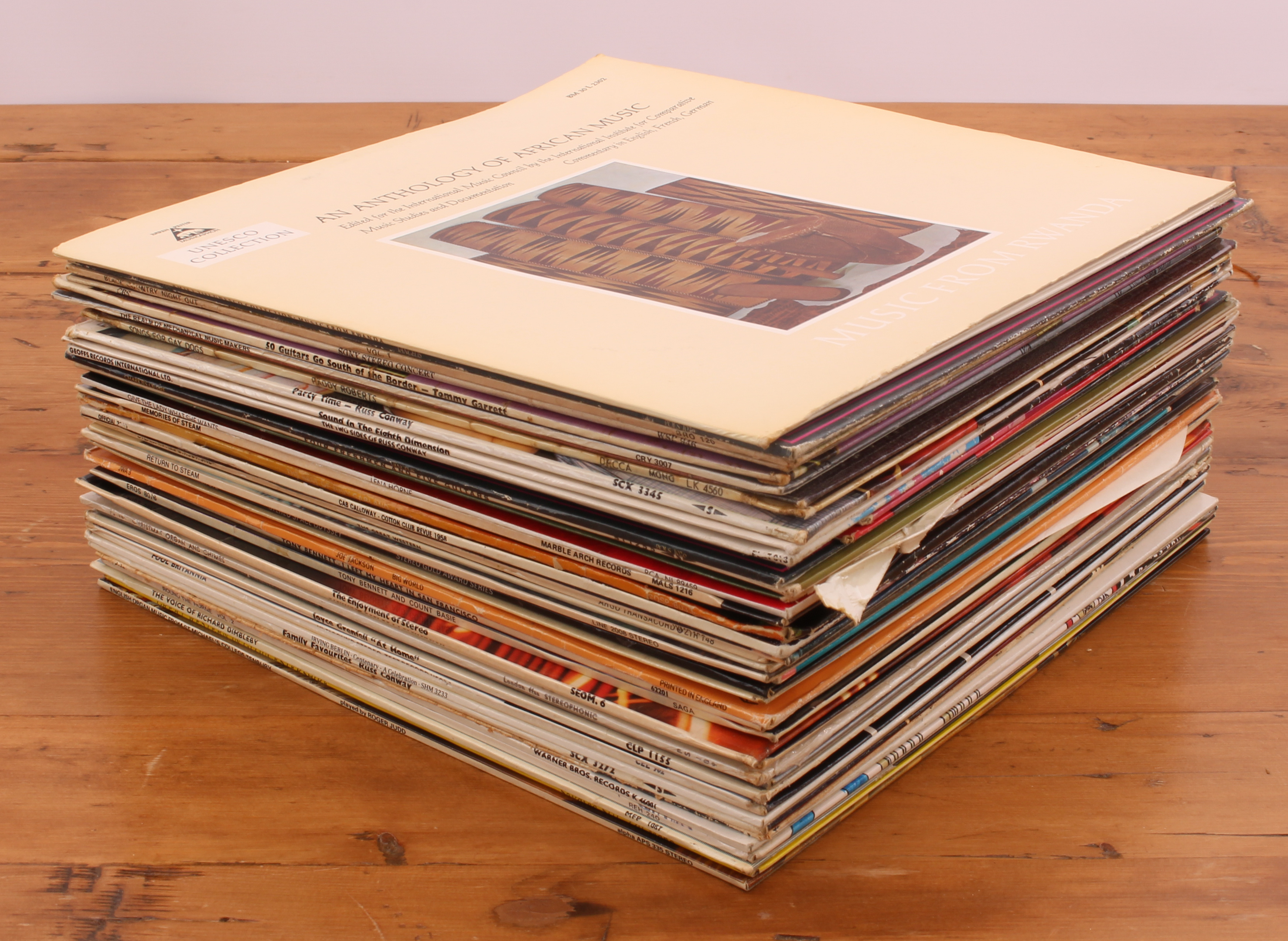 Over 100 spoken word/exotica/stereo test records/comedy albums and box sets. Condition: VG+ - Bild 5 aus 5