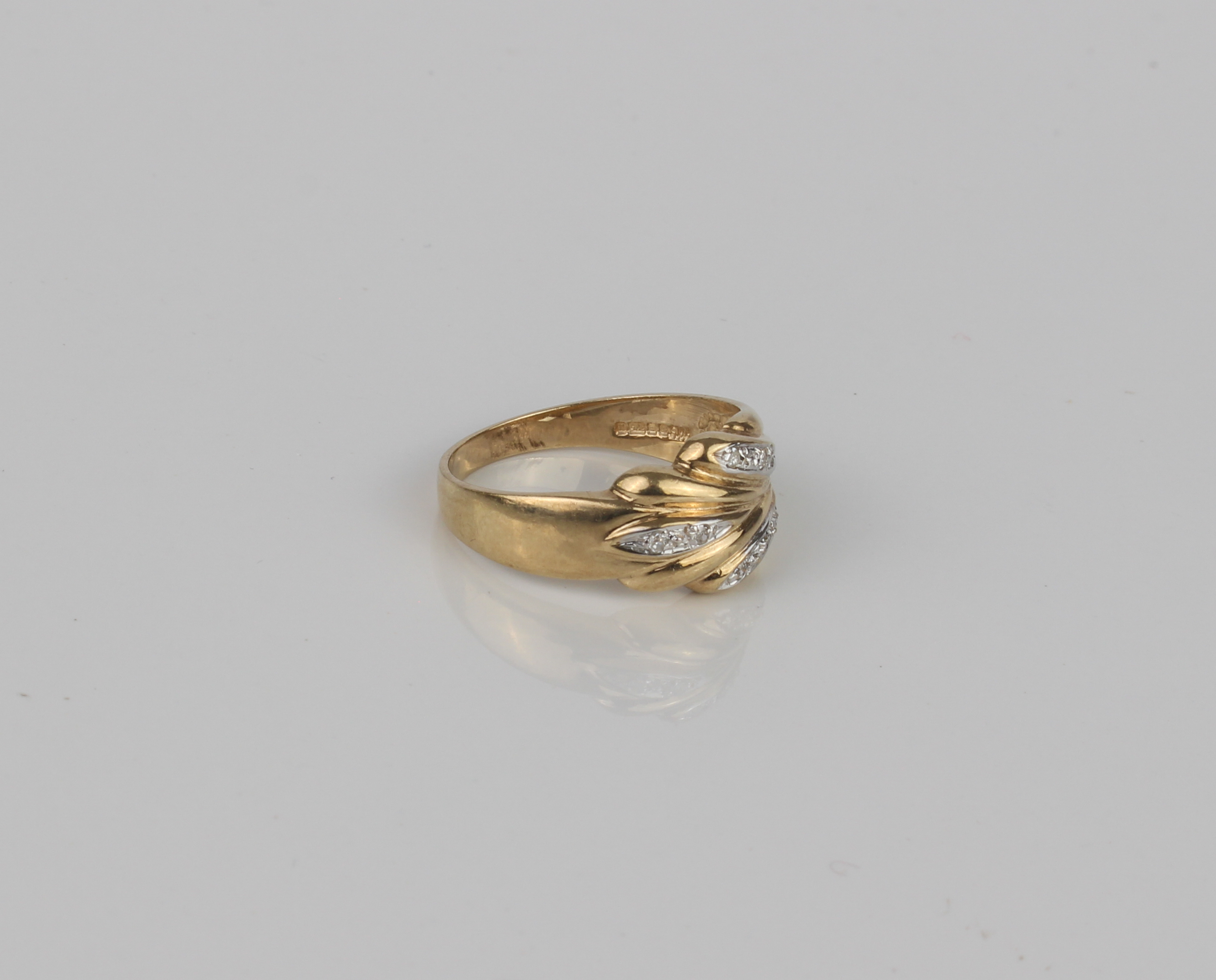 A 9ct gold and diamond ring - hallmarked Sheffield 1994, the foliate two-colour setting accented - Bild 2 aus 4