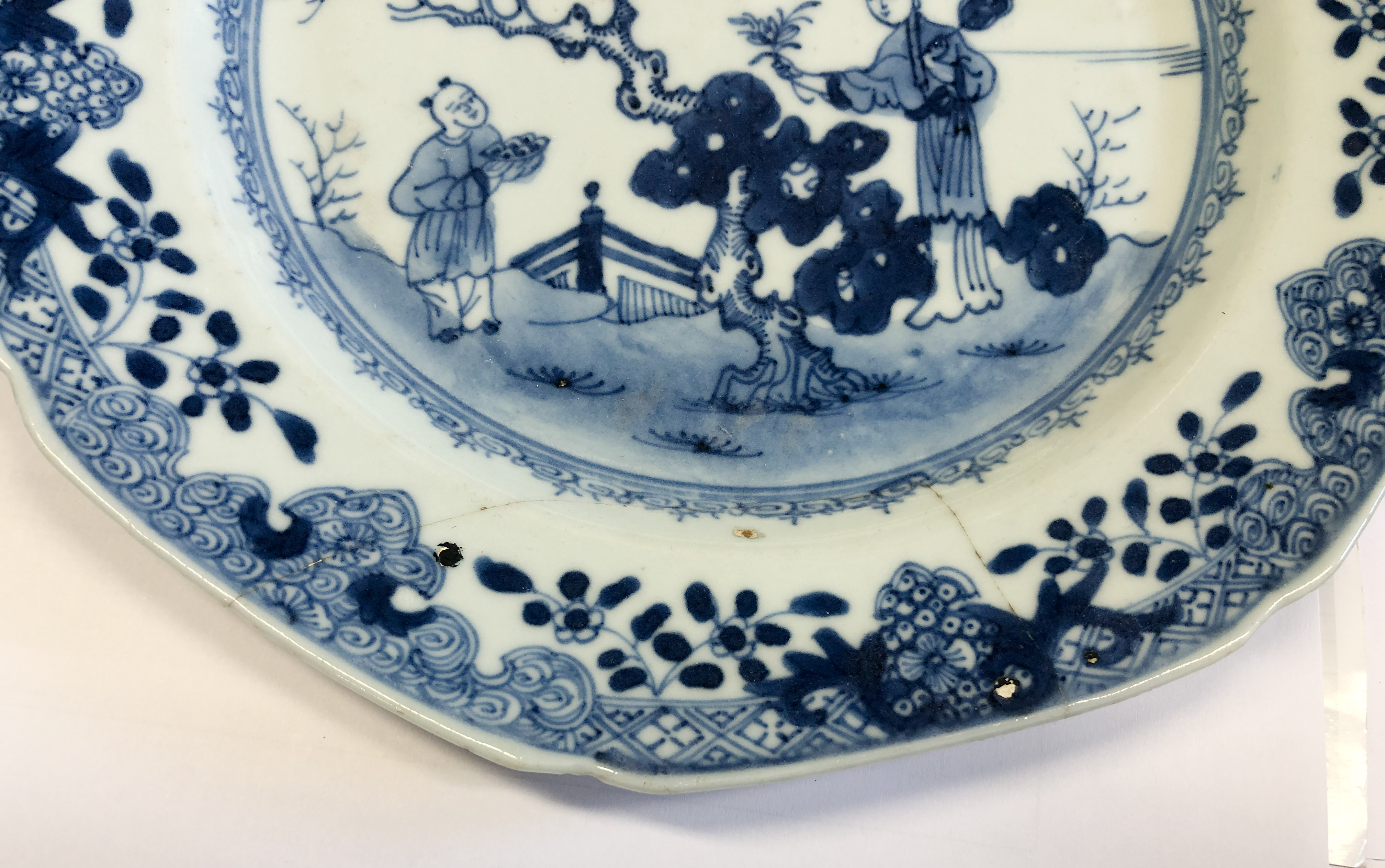 Eight Chinese export porcelain blue and white plates and octagonal platters - late 18th / early 19th - Image 29 of 31