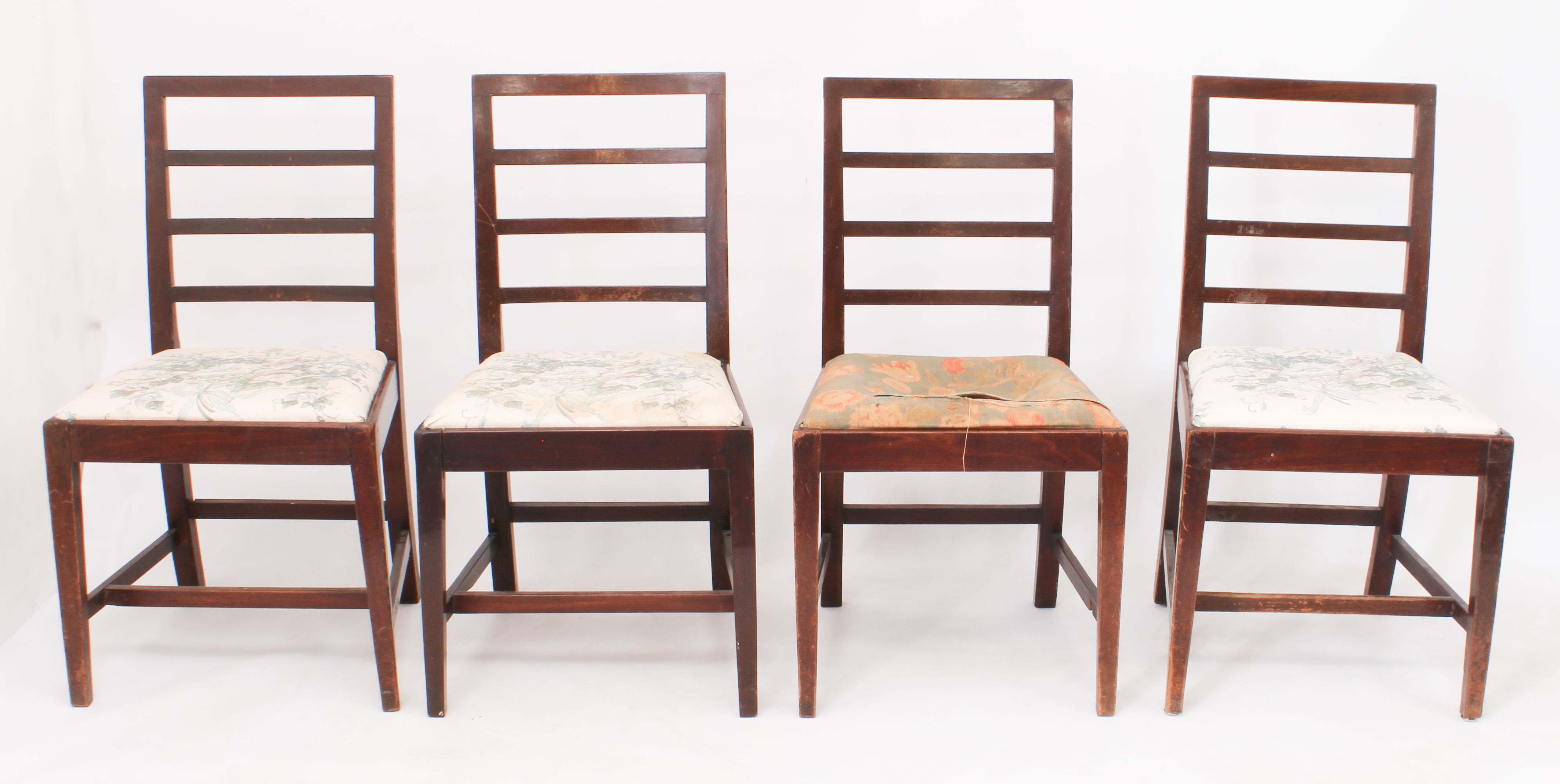 A set of four 19th century mahogany ladderback dining chairs - with drop-in seats, raised on - Bild 2 aus 3