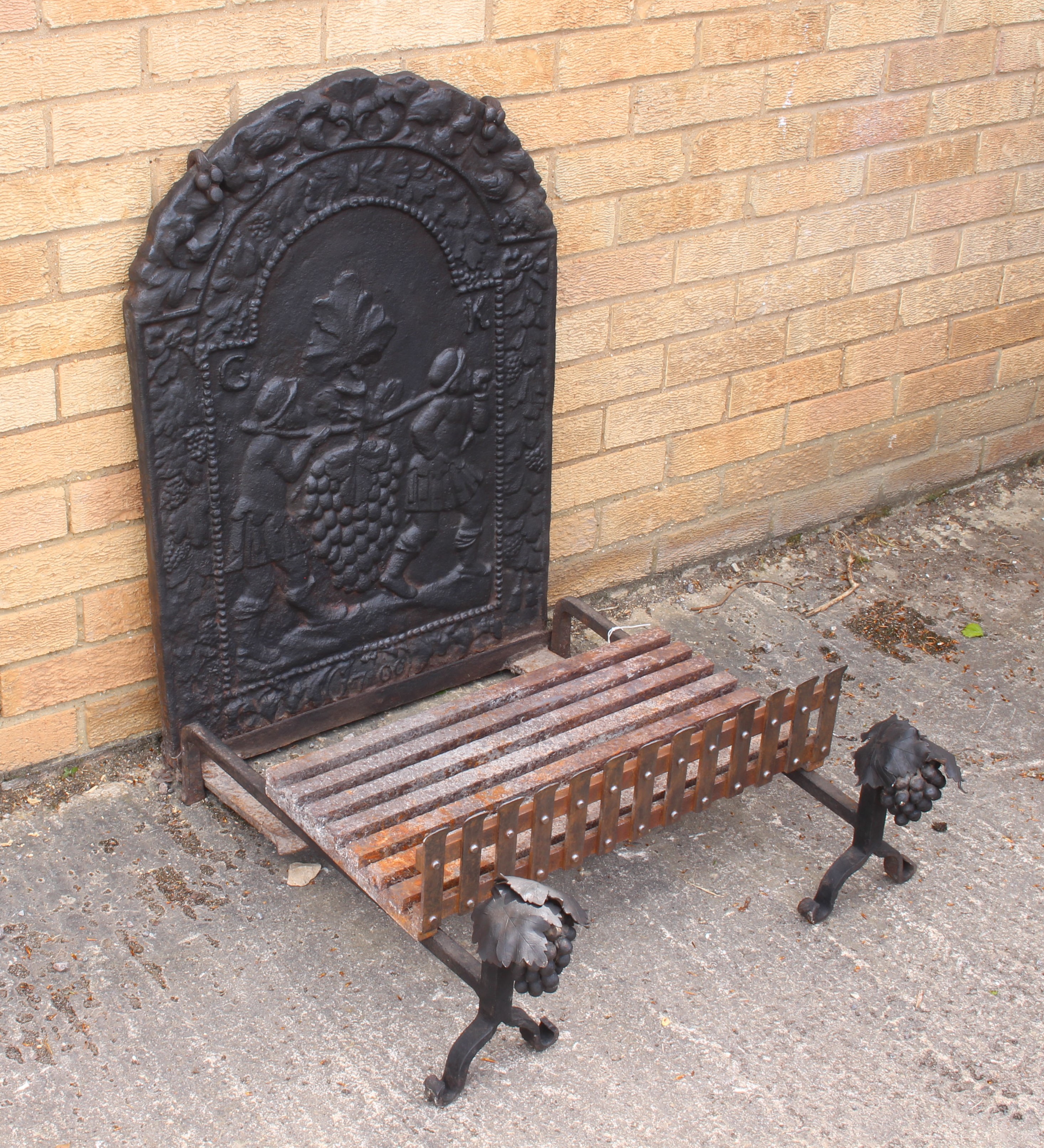 A cast iron fireback with wrought iron grate and firedogs - the arched fireback with cast decoration - Image 2 of 8