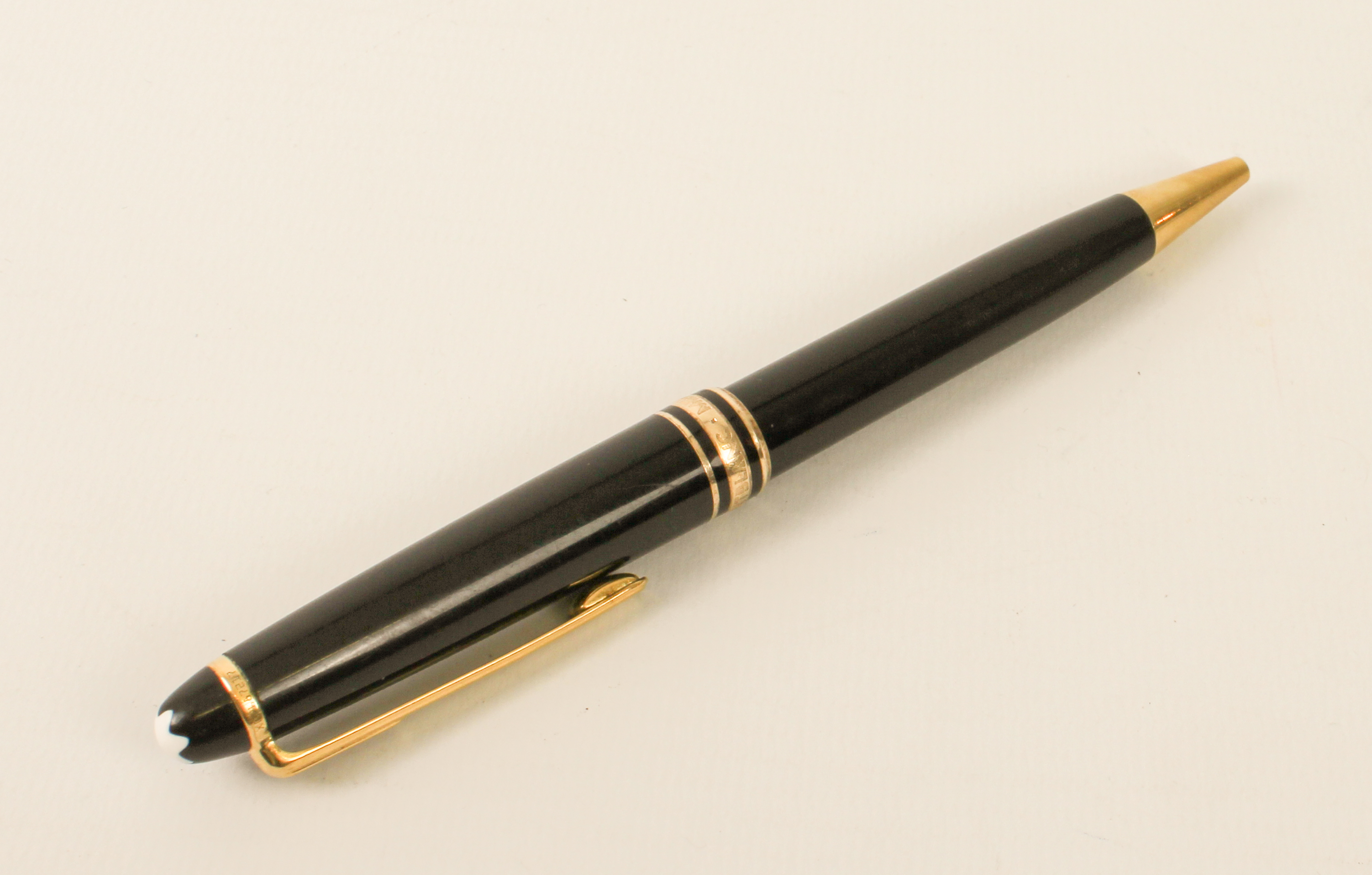 A Mont Blanc 'Meisterstück' ballpoint pen - twist-open mechanism, 13.7 cm long, requires refill. * - Image 2 of 2