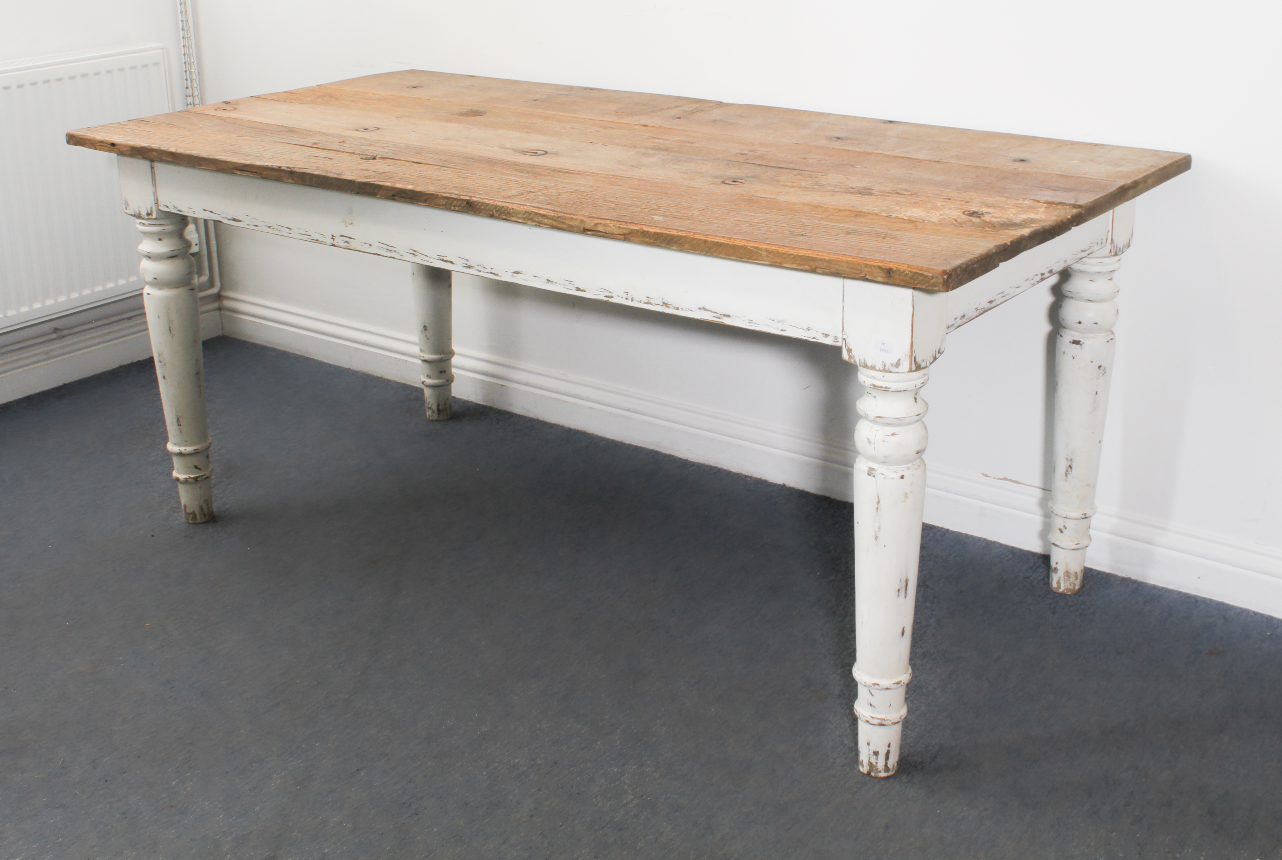 An oak farmhouse kitchen dining table in 19th century style - the rustic, planked top raised on an - Bild 6 aus 7