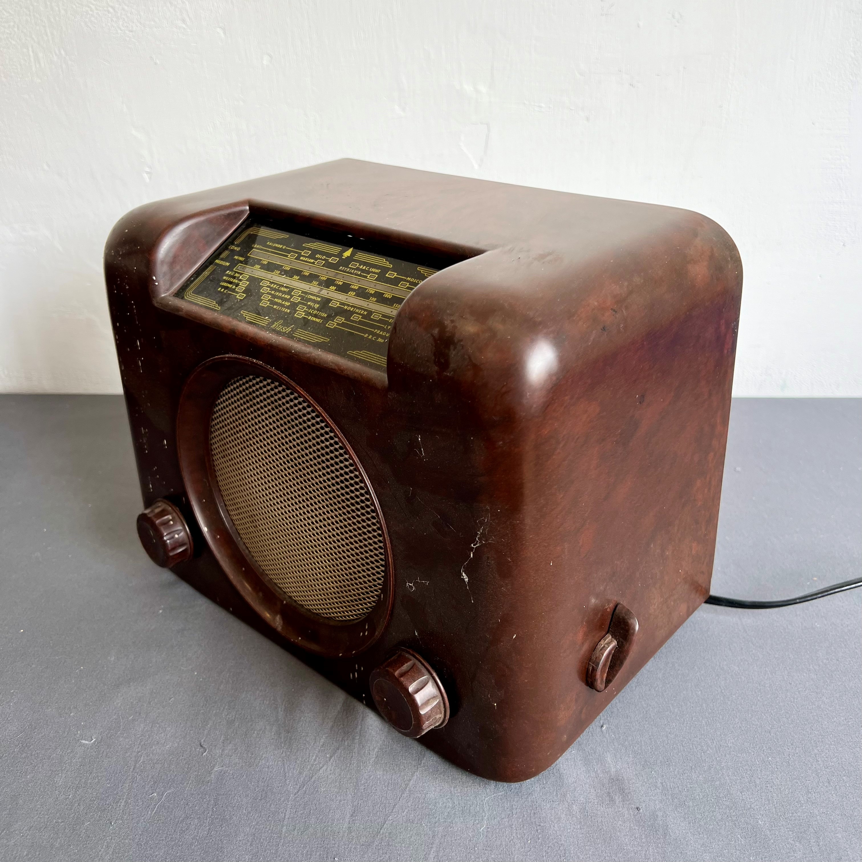 Two Bush bakelite radios - 1950s, comprising a DAC 90A and a DAC 10, both with brown bakelite cases, - Bild 8 aus 8
