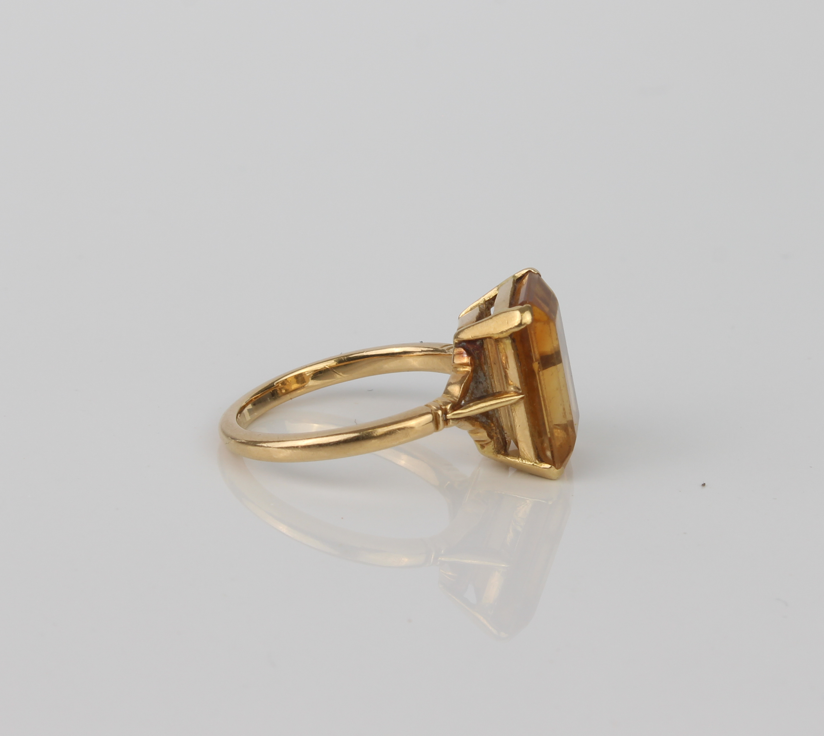 An 18ct yellow gold and yellow stone ring - unmarked, tests as 18ct gold, probably yellow - Bild 3 aus 4