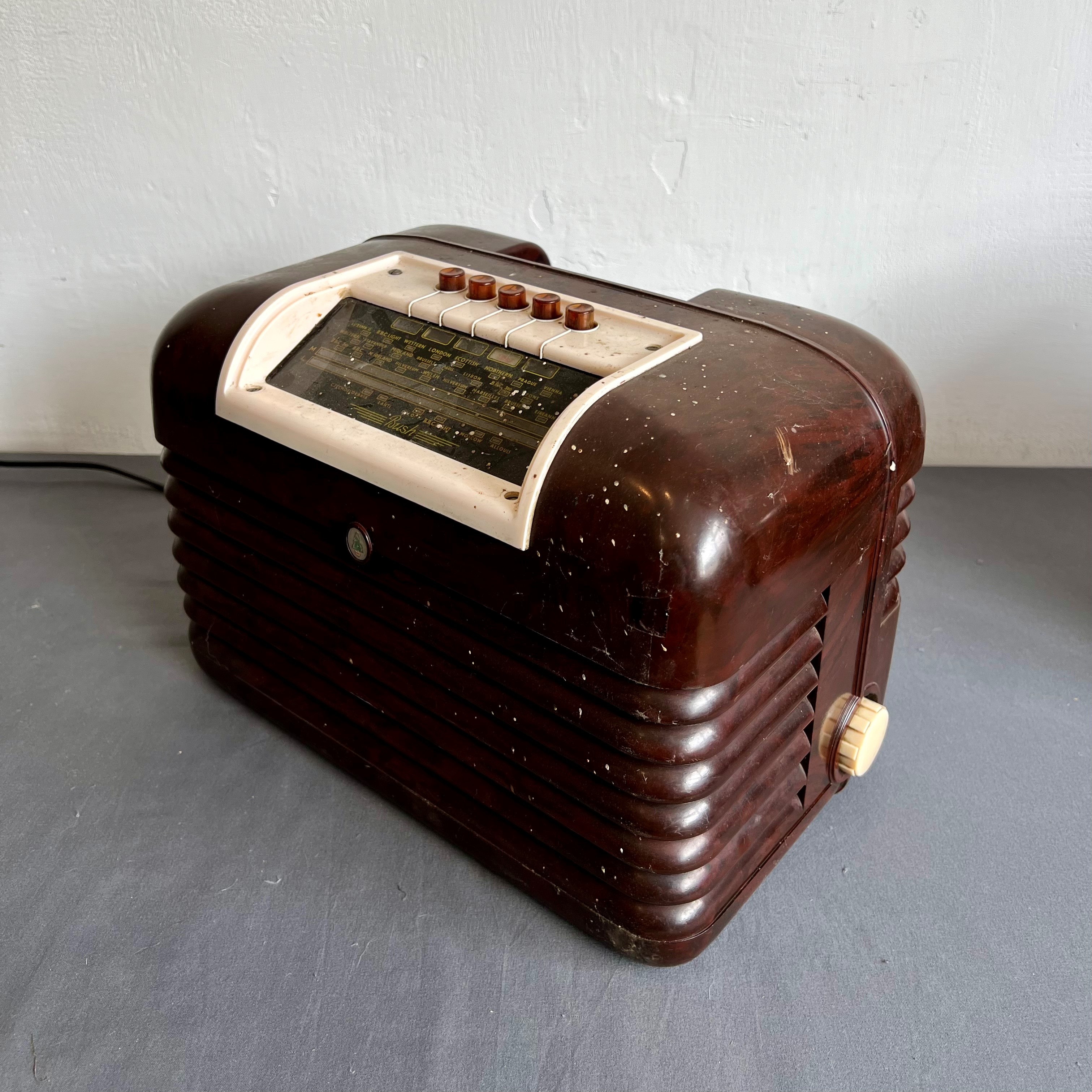 Two Bush bakelite radios - 1950s, comprising a DAC 90A and a DAC 10, both with brown bakelite cases, - Bild 5 aus 8
