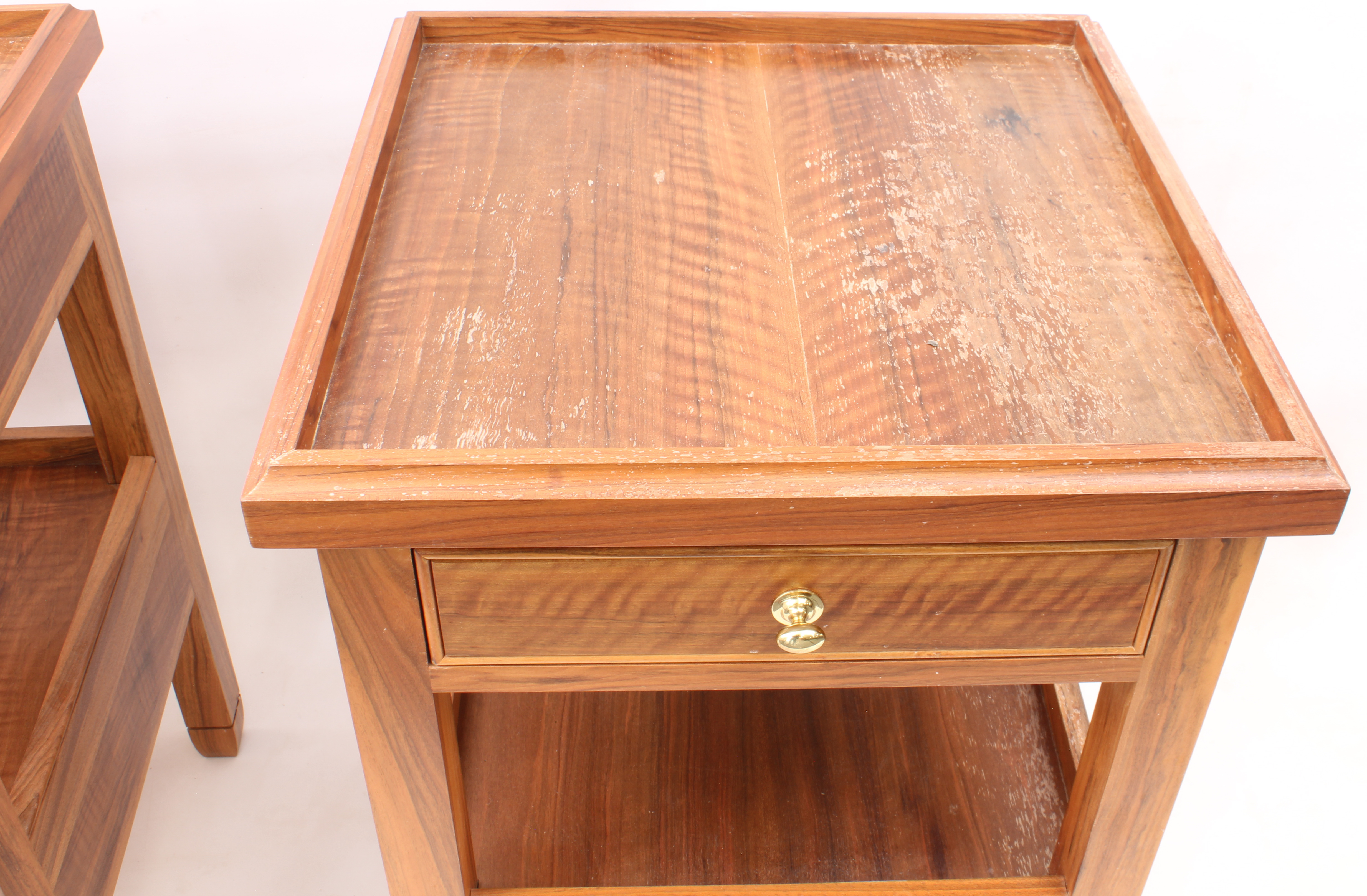 A pair of modern hardwood bedside tables - the square tray top and undertier each with a frieze - Bild 2 aus 3