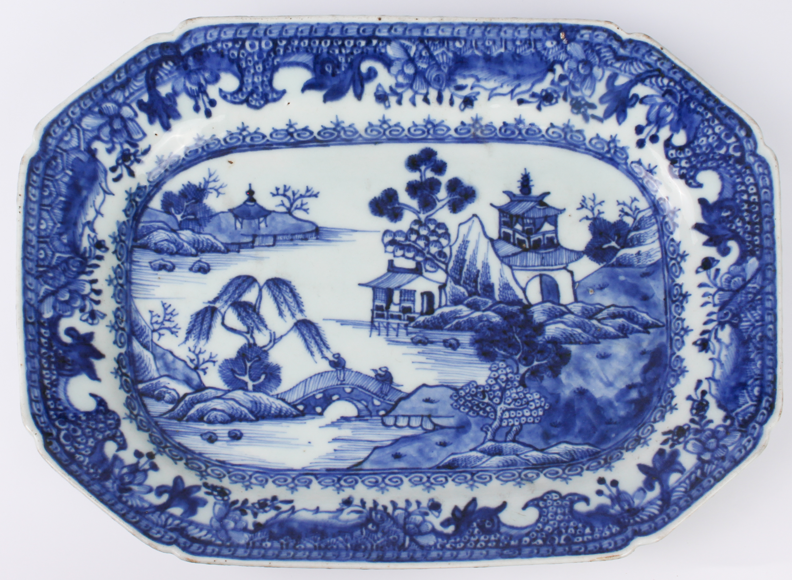 Eight Chinese export porcelain blue and white plates and octagonal platters - late 18th / early 19th - Image 10 of 31