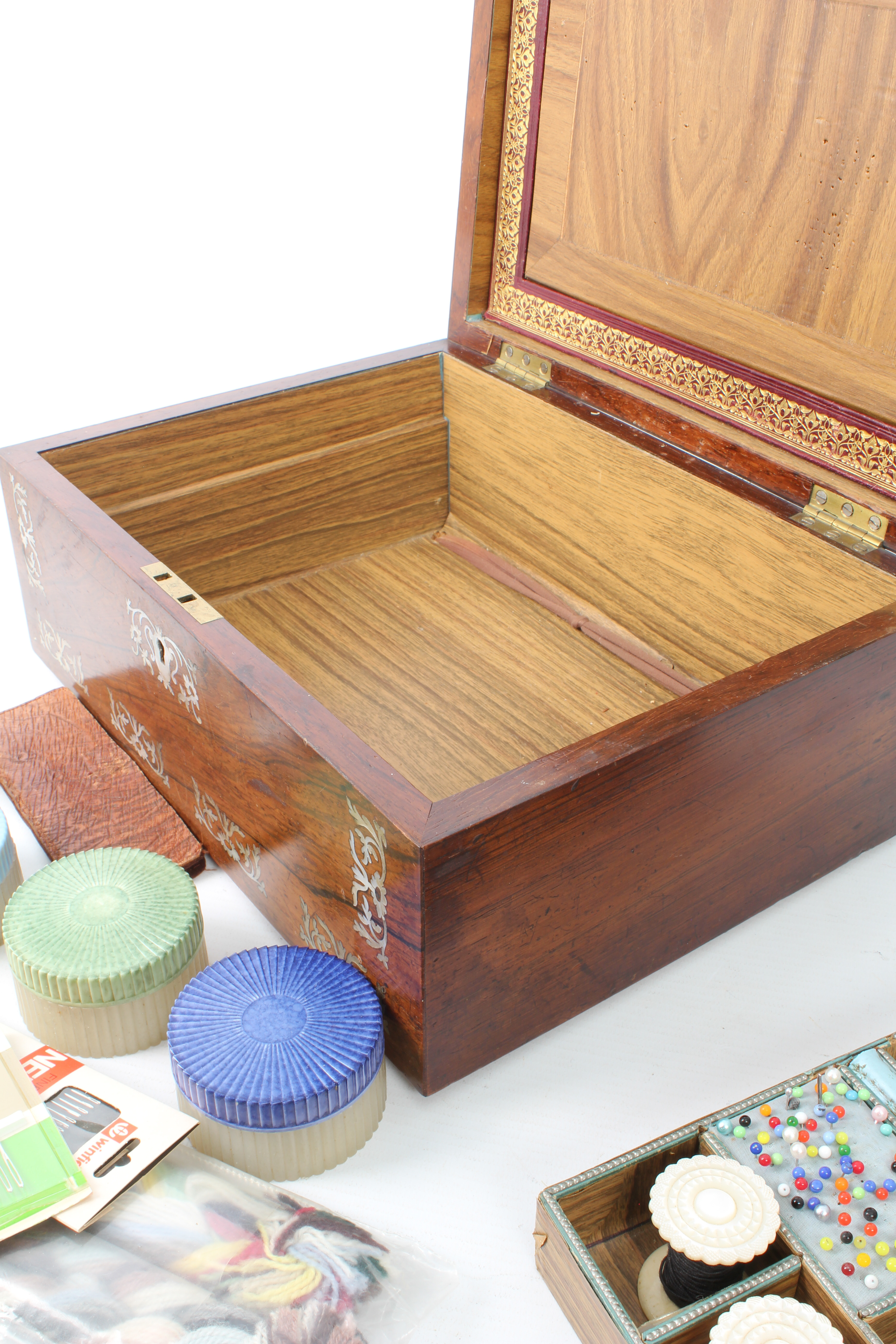 A Victorian rosewood and mother of pearl work-box - the rectangular box with foliate-scroll mother - Bild 4 aus 5