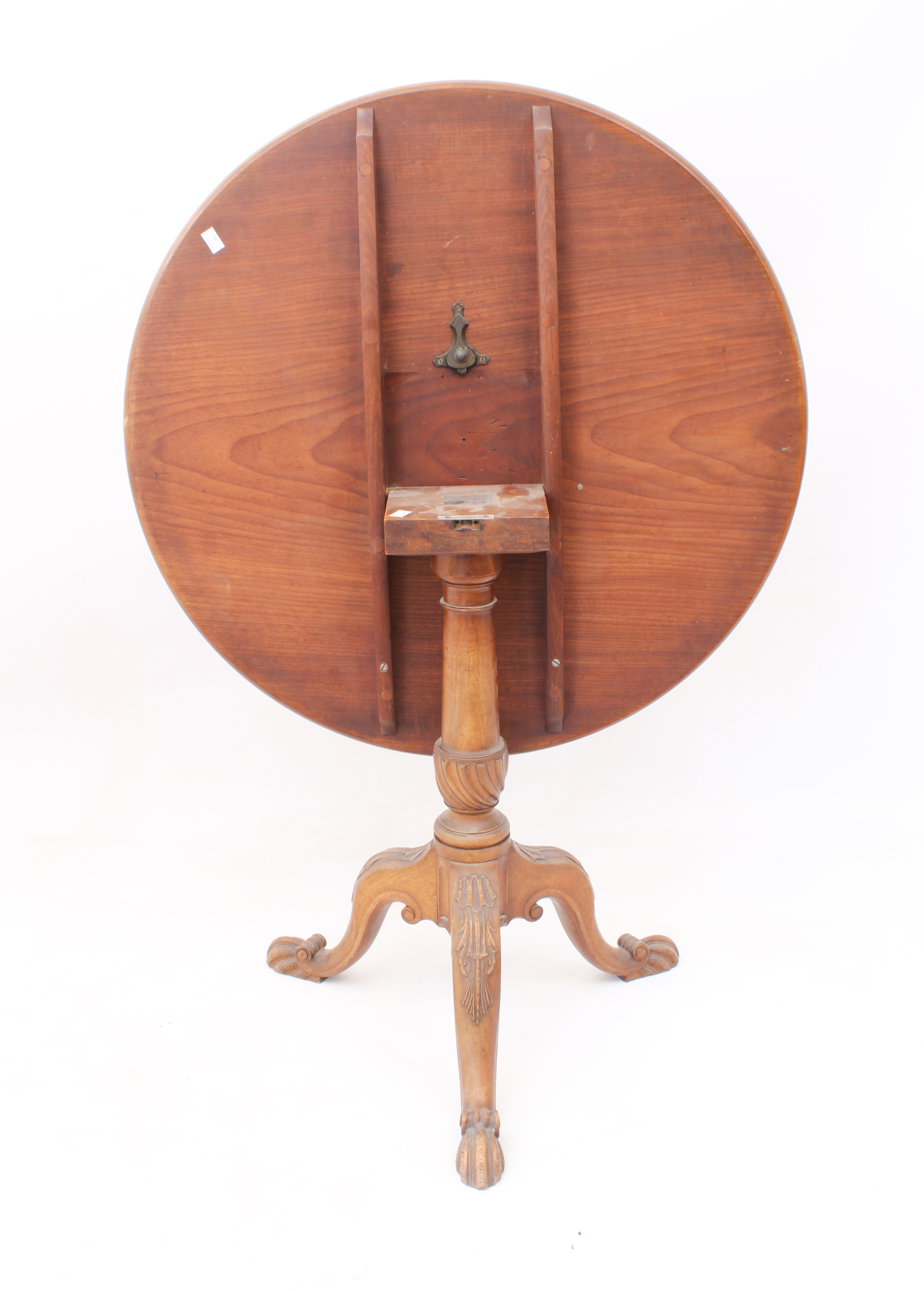 A George III style mahogany tilt-top supper table - early 20th century, the dished circular top on a - Bild 3 aus 4