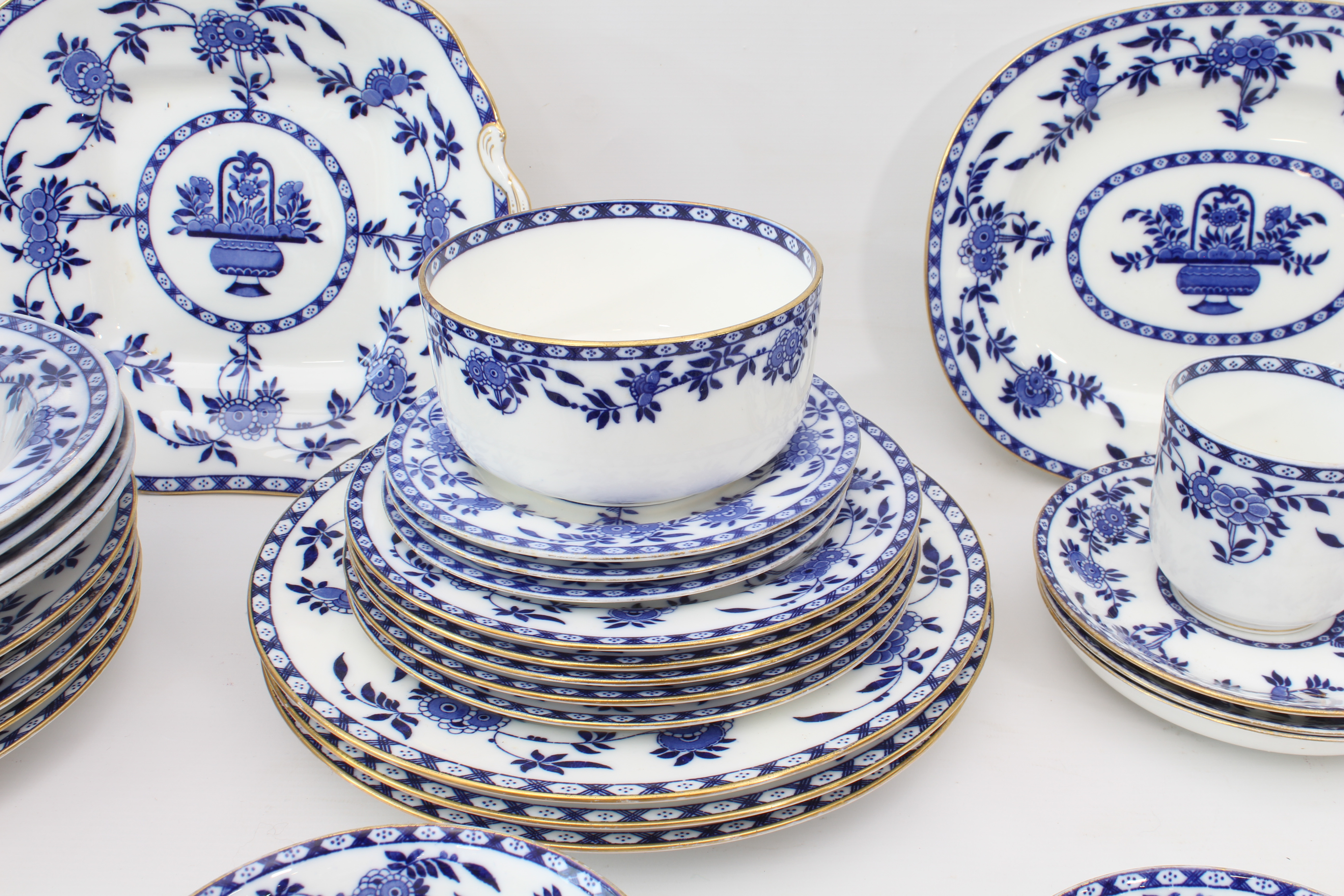 A collection of Minton blue and white dinner ware - early 20th century, comprising a two-handled - Bild 4 aus 4