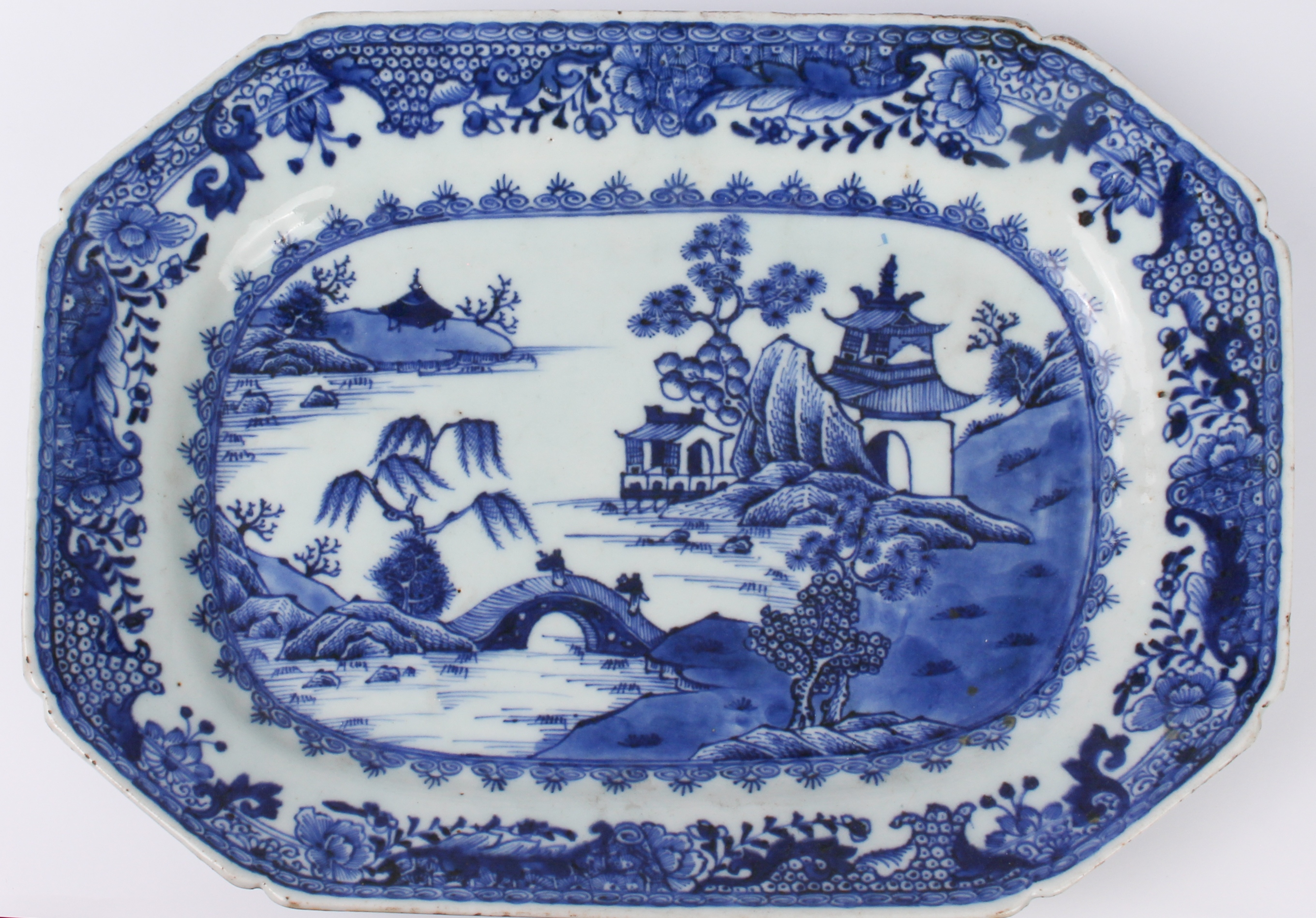 Eight Chinese export porcelain blue and white plates and octagonal platters - late 18th / early 19th - Image 12 of 31