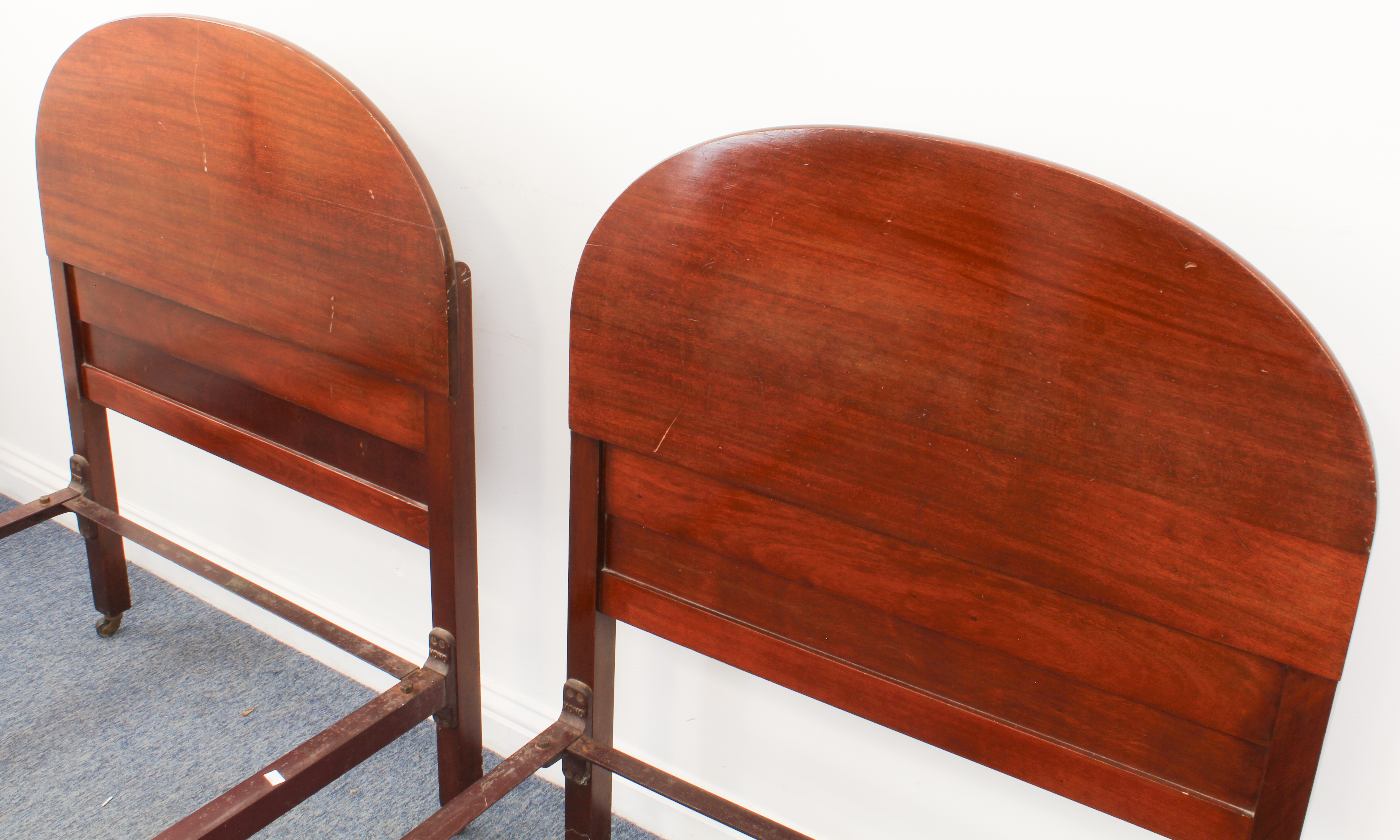 A pair of mid-century mahogany single beds - with arched head and foot boards, the footboards on - Image 2 of 2