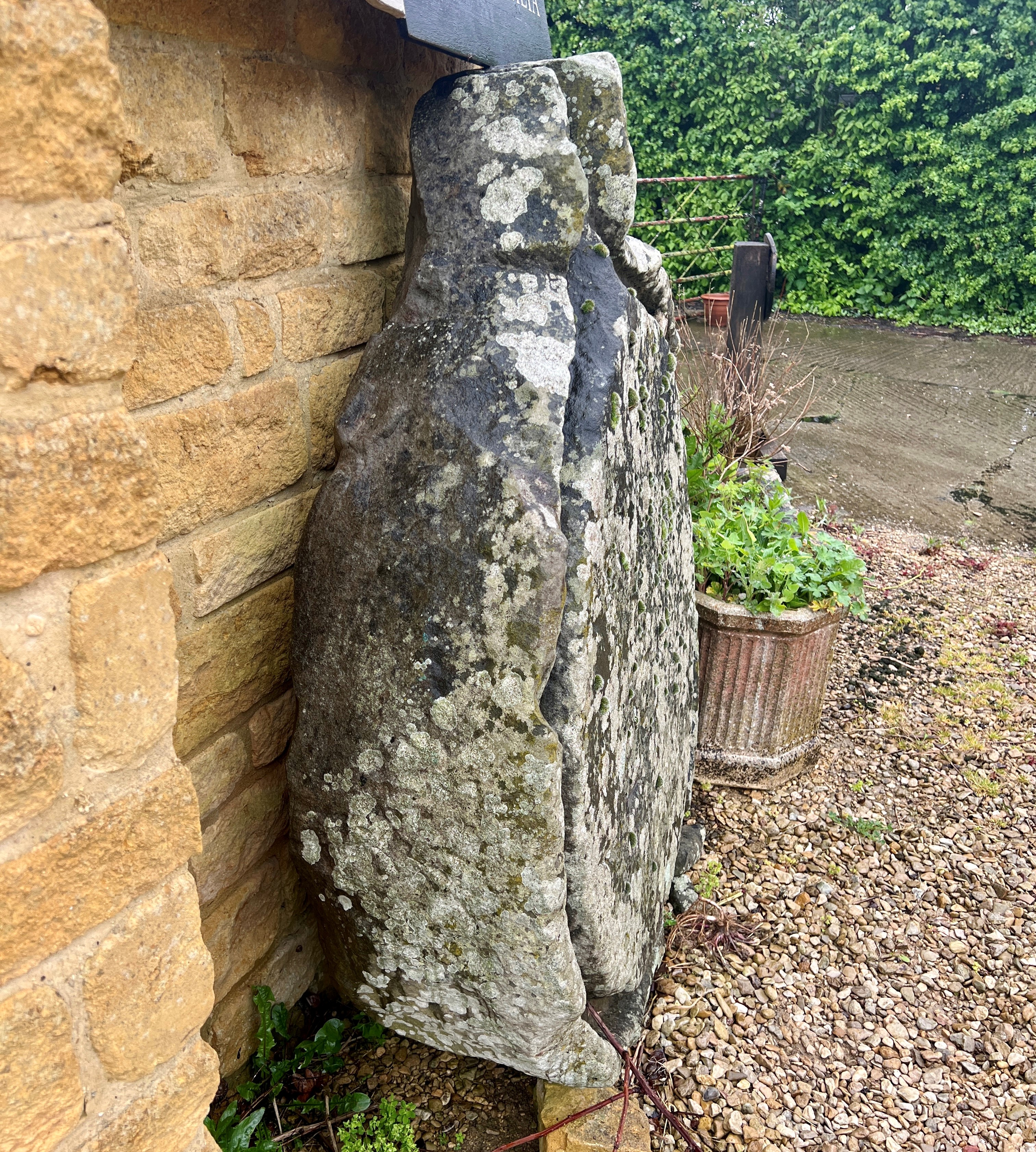 A carved Cotswold stone cider press base - 122 x 142 cm, 27cm high. - Bild 2 aus 2