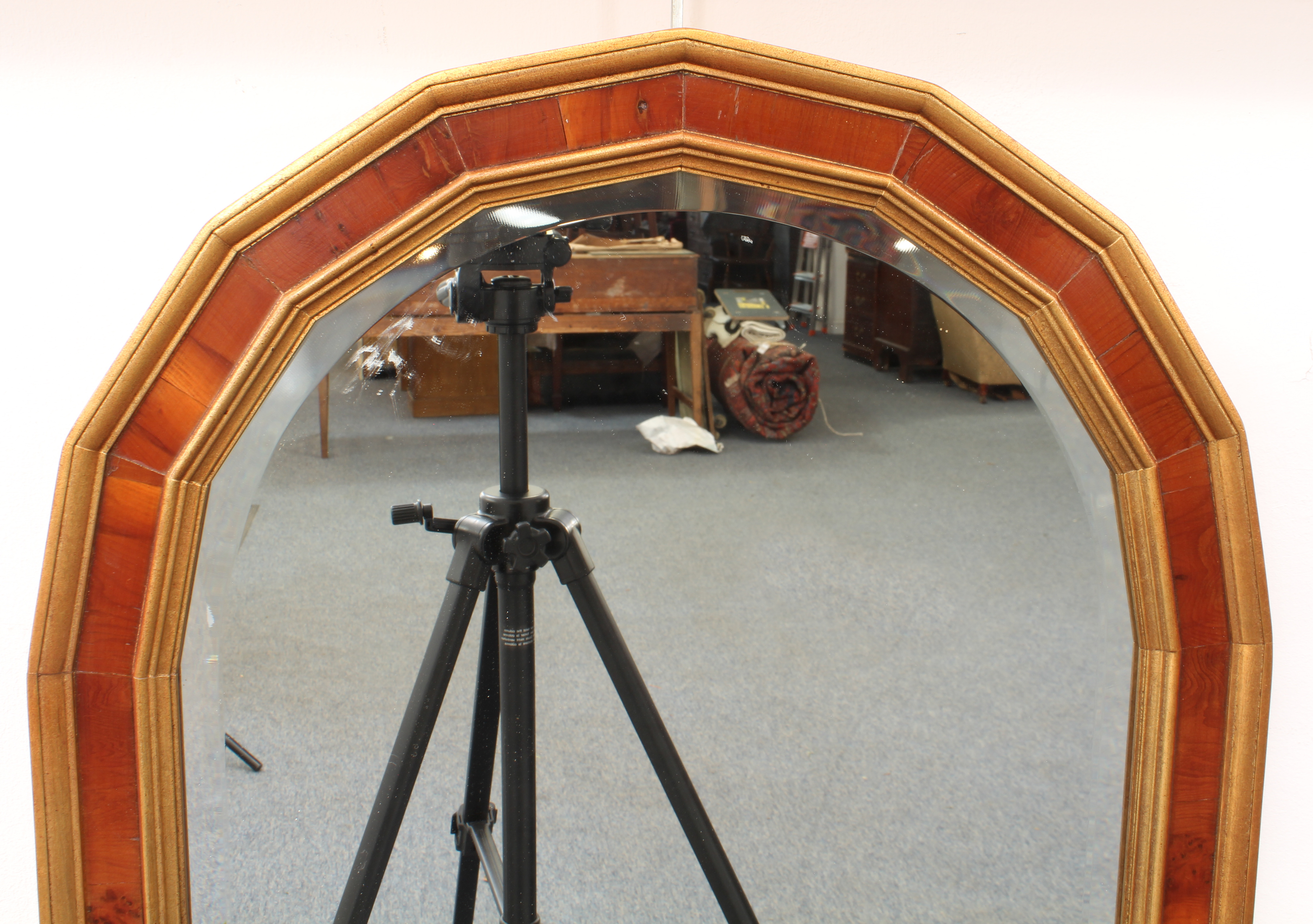A yew veneered and parcel-gilt arched mirror - modern, with bevelled plate. (133 x 45.5 cm) - Bild 3 aus 4