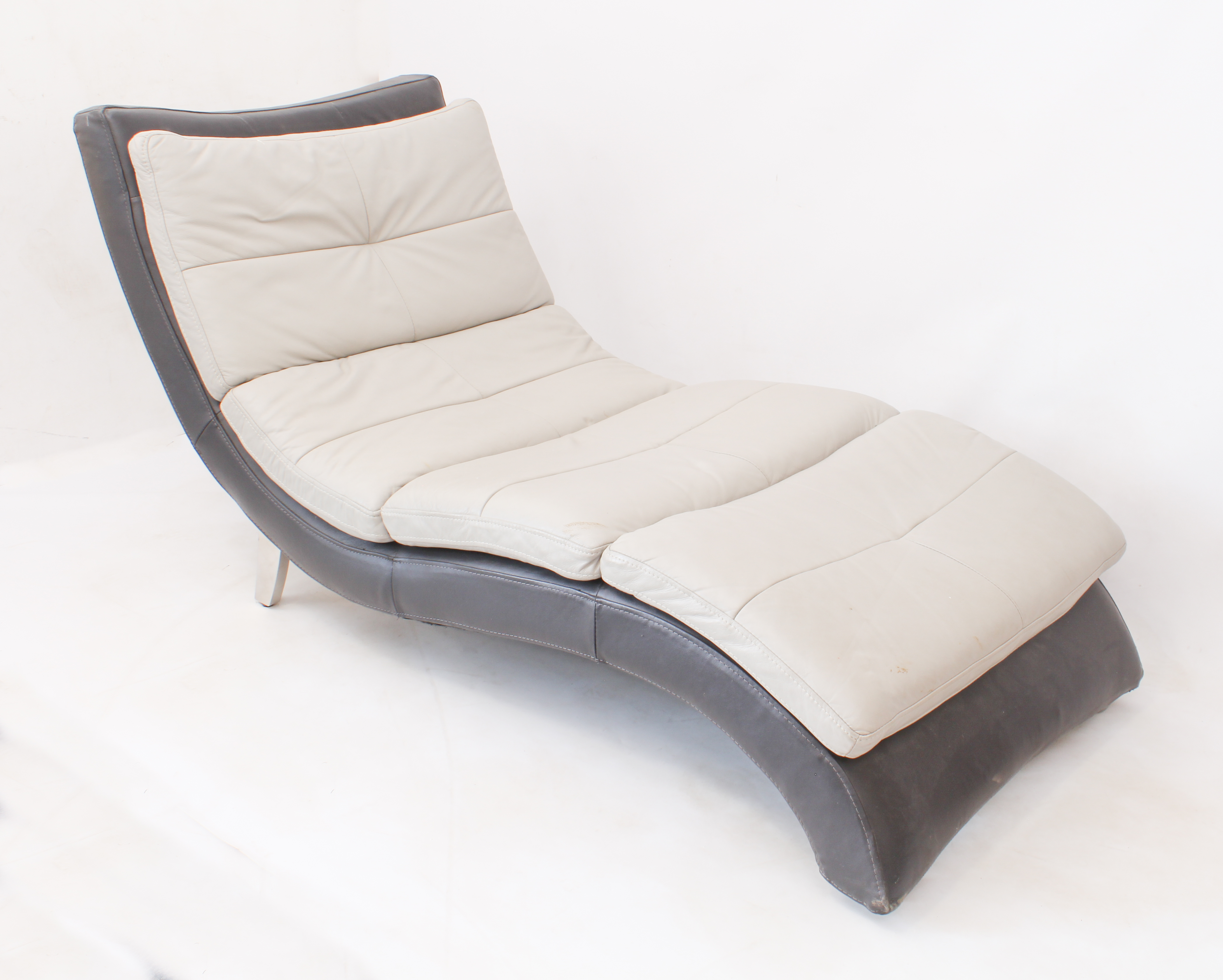 A retro 1980s-90s two-tone grey leather chaise longue or day bed - raised on angular chrome legs. ( - Image 2 of 2