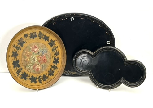 A 19th century painted toleware circular tray, with floral spray and vine decoration – 44cm