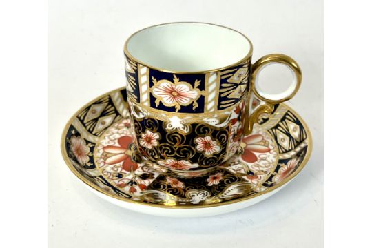 A collection of Royal Crown Derby 'Imari Traditional' 2451 pattern coffee cups and saucers - - Image 7 of 7