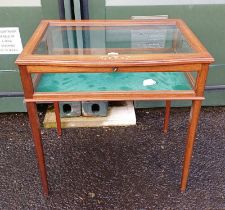 20TH CENTURY INLAID MAHOGANY BIJOUTERIE TABLE WITH LIFT TOP ON SQUARE TAPERED SUPPORTS - 72CM TALL