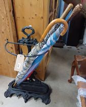 PAINTED CAST METAL STICK STAND & 4 UMBRELLAS,