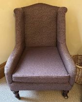 20TH CENTURY MAHOGANY FRAMED GENTLEMAN'S ARMCHAIR ON TURNED SUPPORTS