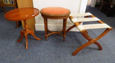 20TH CENTURY WALNUT FRAMED OVAL STOOL ON REEDED SUPPORTS,