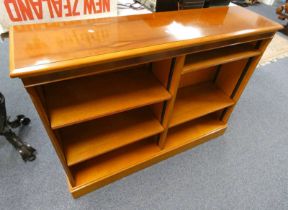 LATE 20TH CENTURY YEW WOOD OPEN BOOKCASE ON PLINTH BASE WITH ADJUSTABLE SHELVES 92 CM TALL X 122