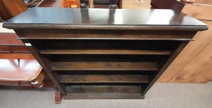 EARLY 20TH CENTURY OAK OPEN BOOKCASE WITH ADJUSTABLE SHELVES ON PLINTH BASE,