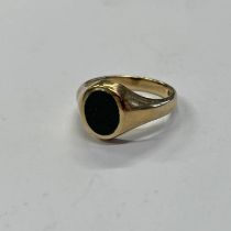 9CT GOLD BLOODSTONE SET SIGNET RING - 4.