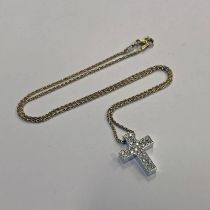 18CT GOLD DIAMOND SET CROSS PENDANT ON AN 18CT GOLD CHAIN, THE CROSS 1.9 CM LONG, 9.