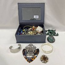 JEWELLERY BOX & CONTENTS OF COSTUME JEWELLERY, ETC INCLUDING RINGS, BROOCHES,
