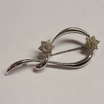 18K GOLD DIAMOND SET BROOCH SET WITH TWIN DIAMOND CLUSTERS VERY APPROX 1.2 CARATS IN TOTAL - 5.