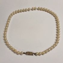 CULTURED PEARL SINGLE STRAND NECKLACE ON A 9CT GOLD PEARL SET CLASP - 37 CM LONG