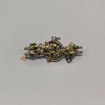 CHINESE GOLD FLORAL DECORATED BAR BROOCH WITH MARKS TO REVERSE - 4.2CM LONG, 9.