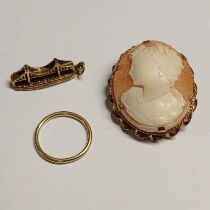 9CT GOLD WEDDING BAND - RING SIZE M, 9CT GOLD CHARM & 9CT GOLD CAMEO BROOCH - 4.