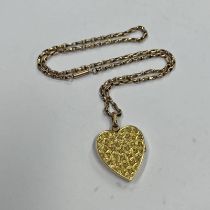 9CT GOLD HEART SHAPED LOCKET ON A 9CT GOLD CHAIN NECKLACE WITH BARREL CLASP - CHAIN 5.