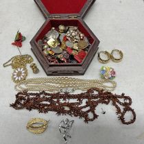 CARVED WOODEN JEWELLERY BOX & CONTENTS INCLUDING PASTE PEARL NECKLACE, BROOCHES,