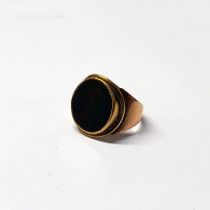 YELLOW GENTS BLOODSTONE SIGNET RING, UNMARKED - RING SIZE O, 4.