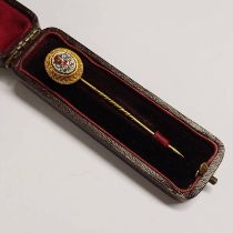 19TH CENTURY GOLD MICRO MOSAIC STICK PIN WITH DECORATIVE BORDER,