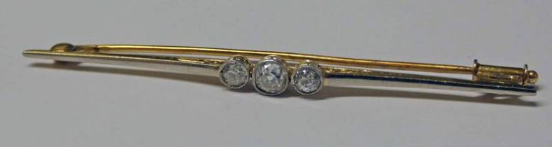14CT GOLD 3-STONE DIAMOND SET BROOCH, THE CUSHION SHAPED DIAMONDS APPROX 0.32 CARATS IN TOTAL - 2.