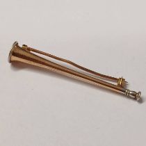 15CT GOLD HUNTING HORN BROOCH - 3.