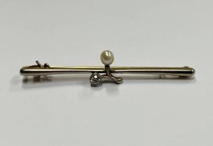 EARLY 20TH CENTURY GOLD PEARL & DIAMOND SET BAR BROOCH IN A GIEVES, LONDON BOX - 5CM LONG, 2.