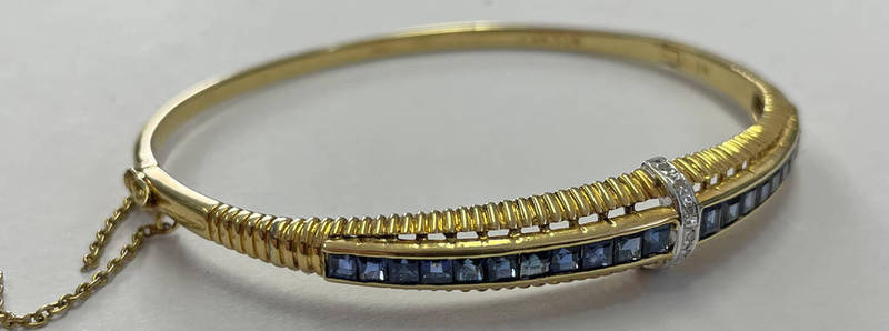 14K GOLD SAPPHIRE & DIAMOND HINGED BANGLE SET WITH CALIBRE CUT SAPPHIRES & BRILLIANT CUT DIAMONDS - - Image 7 of 9